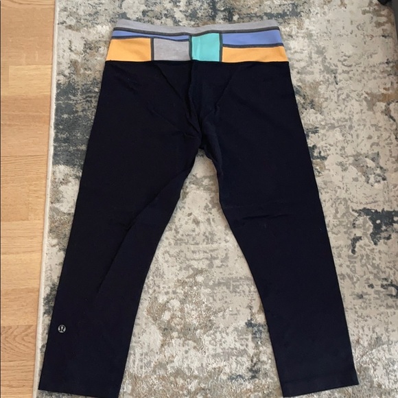 Lululemon reversible wunder under crop size 6 - Picture 2 of 4